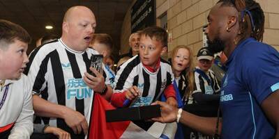En Angleterre, un fan de Newcastle lui demande un autographe, Allan Saint-Maximin lui offre un très beau cadeau