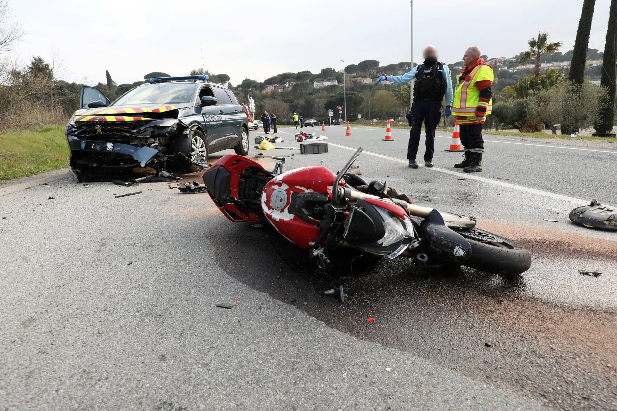 Le motard blessé après avoir percuté une voiture de gendarmerie à Cogolin est décédé