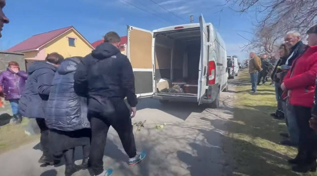 "Ils sont morts pour nous": l'émouvant hommage des habitants de Motyzhyn en Ukraine après le décès de leur maire