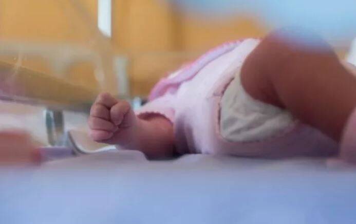 "Jamais nous ne l'aurions imaginé": une mère donne naissance à un bébé de près de 7 kilos au Canada