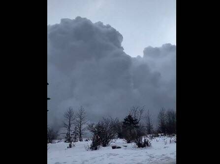 Les impressionnantes images d'une avalanche qui a failli engloutir des randonneurs en Chine
