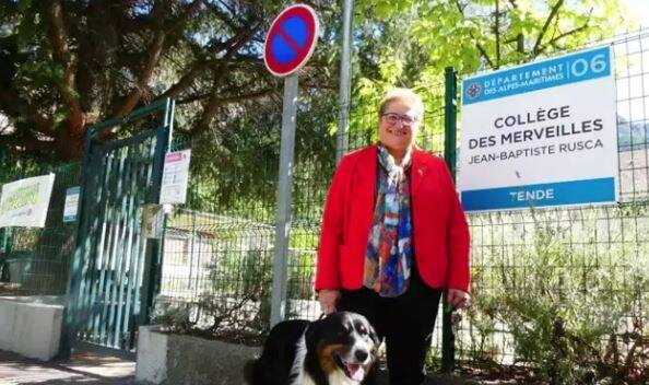 "Je viens au collège pour lui!": Newton, le chien anti-décrochage scolaire fait l'unanimité dans cet établissement de l'arrière-pays azuréen
