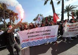 Emplois inférieurs au niveau d'études, tensions à l'embauche... Comment faire face au sentiment de déclassement chez les nouvelles générations?