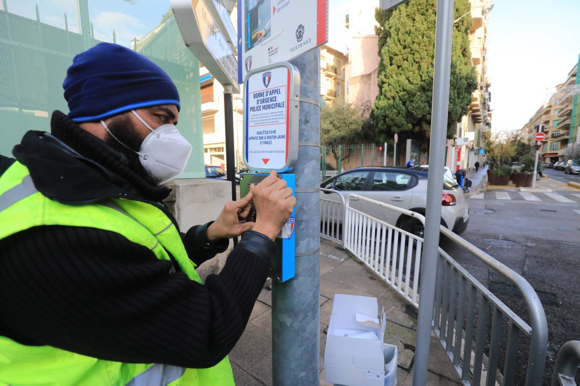 La première borne d'appel d'urgence posée devant une école à Nice