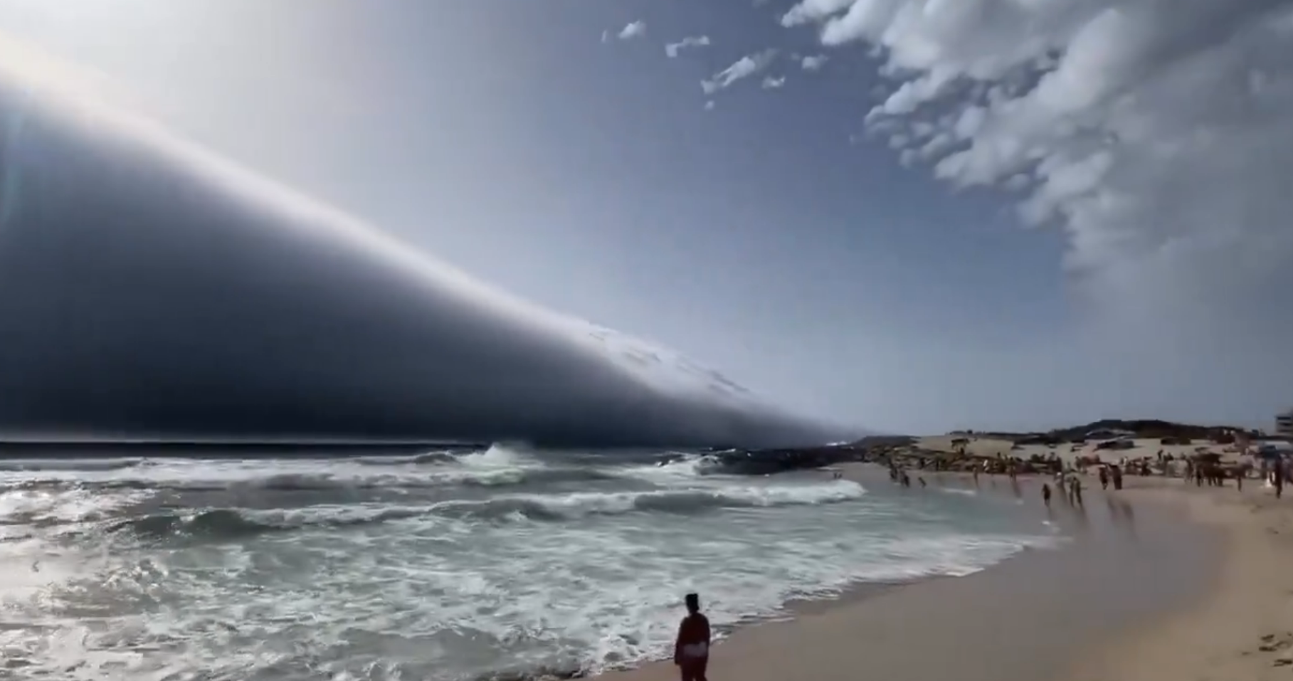 "Ce qui faisait le plus peur c'était le vent": les images impressionnantes du "nuage rouleau" observé sur la plage au Portugal