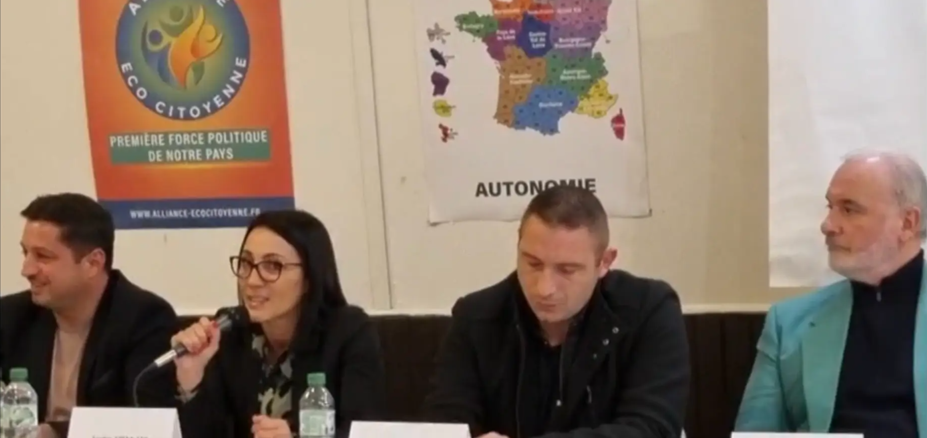 Jean-Marc Governatori et le leader des anti-pass, Oliv Oliv, lancent leur campagne présidentielle à Paris