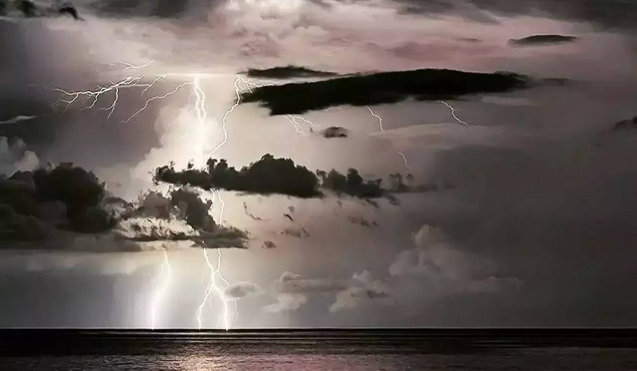 Une supercellule orageuse se rapproche du Var, au moins 40 à 50mm de pluie attendus entre Saint-Cyr et Le Lavandou