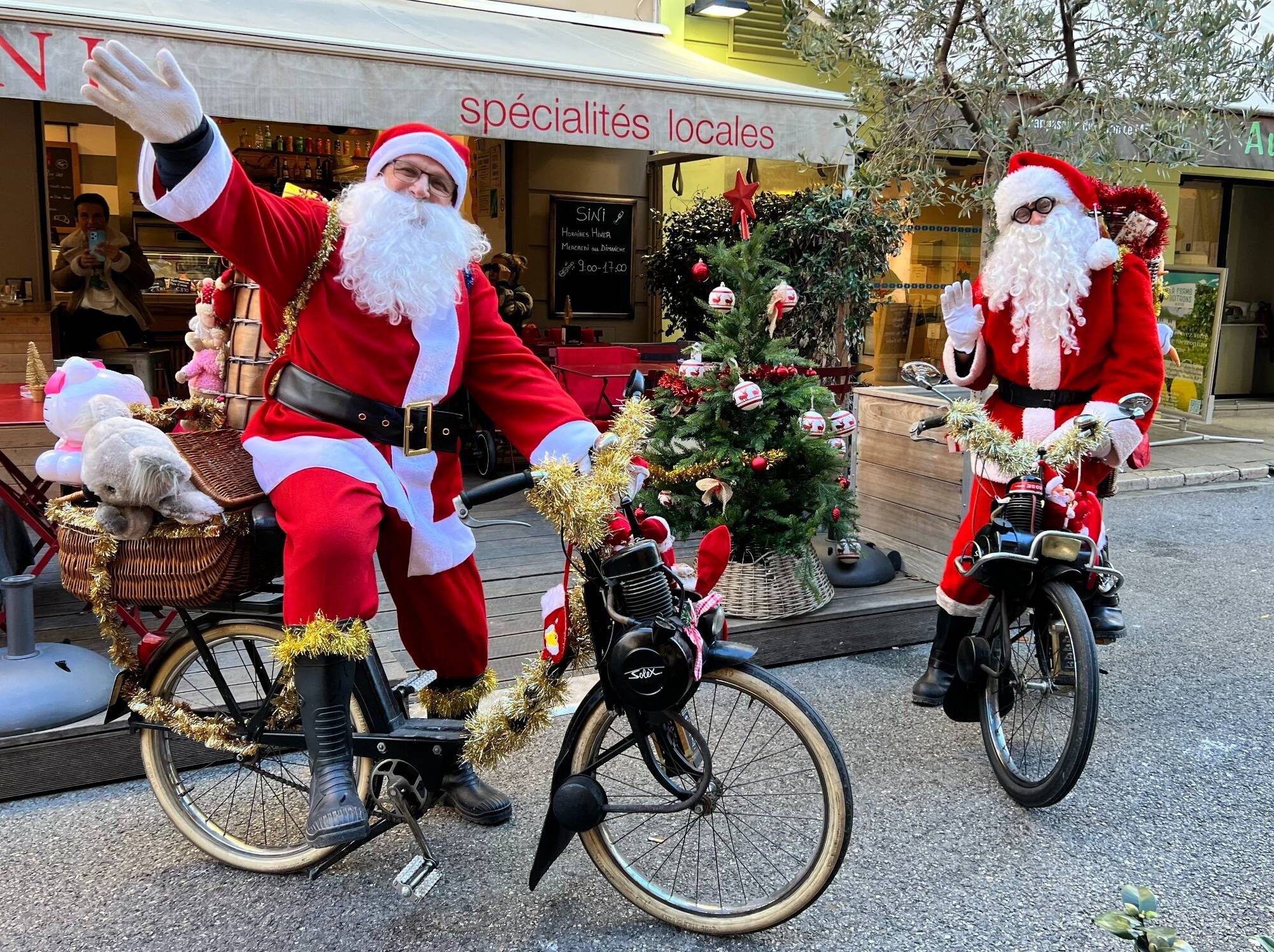 Sur leur solex, deux pères Noël distribuent des cadeaux et de la bonne humeur dans les rues de Menton