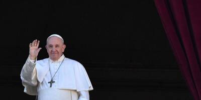Le pape François, 85 ans, apparaît en fauteuil roulant pour la première fois en public