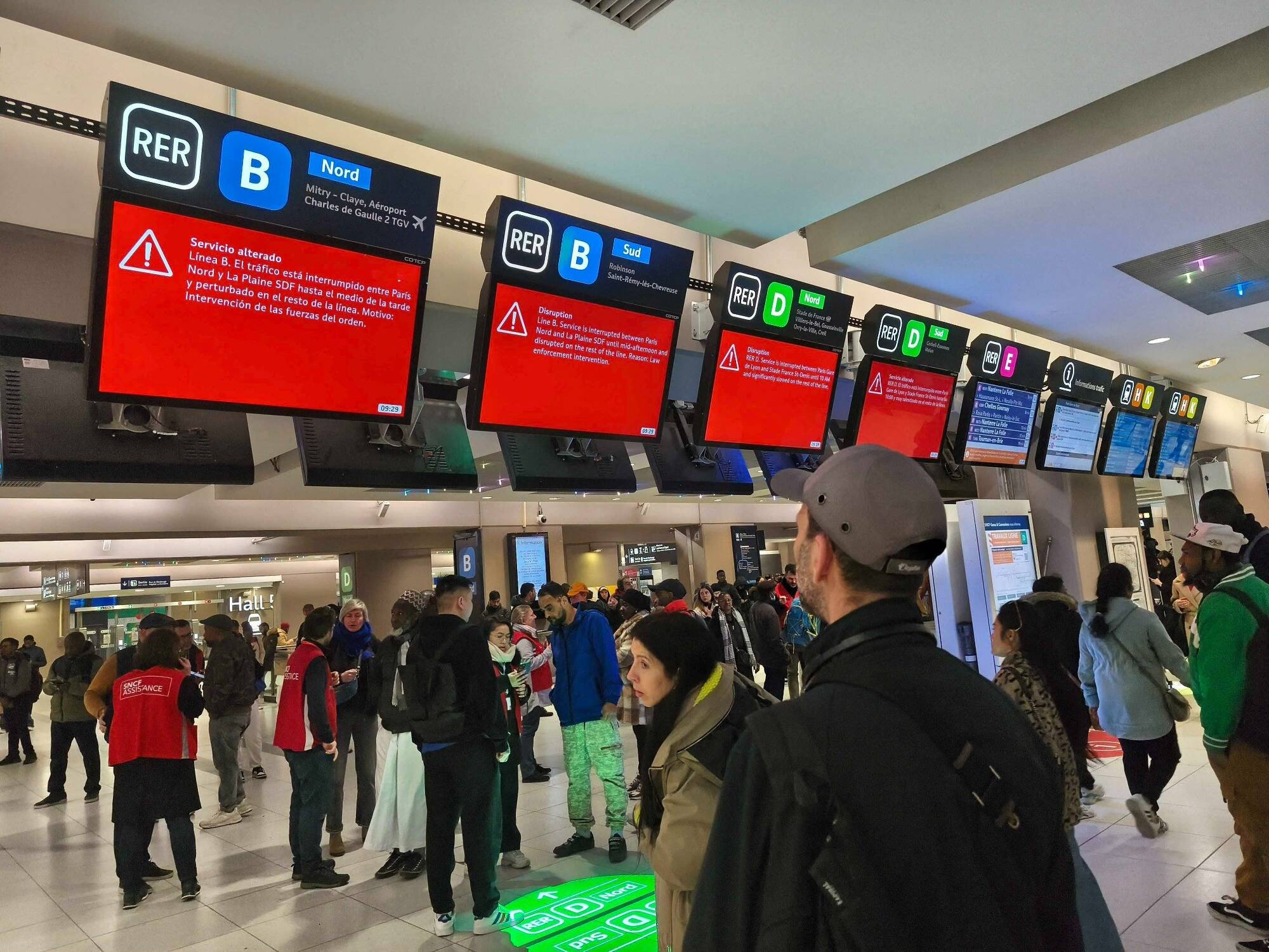 "Je ne veux pas monter dans un train qui passe sur une bombe": la gare du Nord et le périphérique parisien bloqués après la découverte de ce matin