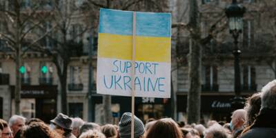Le suppléant d'un député RN agite un drapeau prorusse lors d'un rassemblement d'Ukrainiens en Dordogne