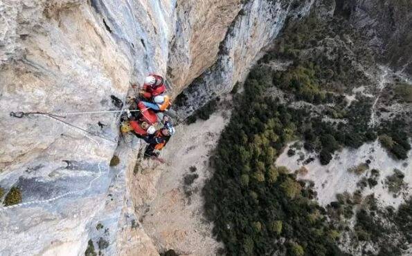 Perchés à 200 mètres du sol: les gendarmes réalisent un secours hors norme dans les Alpes-Maritimes pour évacuer deux alpinistes