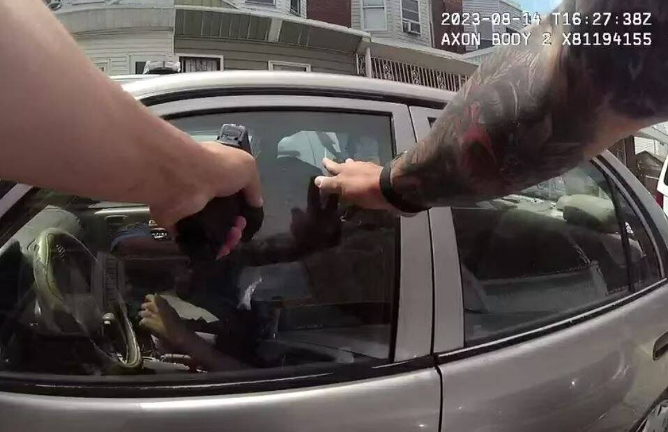 "Je vais te tirer dessus": grâce à une vidéo impressionnante, un policier de Philadelphie poursuivi pour le meurtre d'un automobiliste