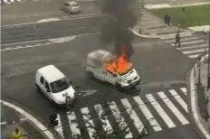 Il est en flammes après avoir été criblé de balles: un fourgon blindé attaqué à la kalachnikov en plein centre-ville de Grenoble