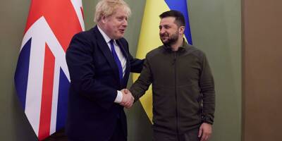 Guerre en Ukraine: Boris Johnson va fournir des véhicules blindés et des missiles antinavires