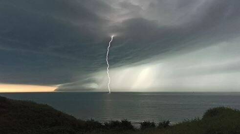 Canicule: les impressionnantes images des orages qui ont fait deux blessés et de gros dégâts, plus de 70.000 impacts recensés en France