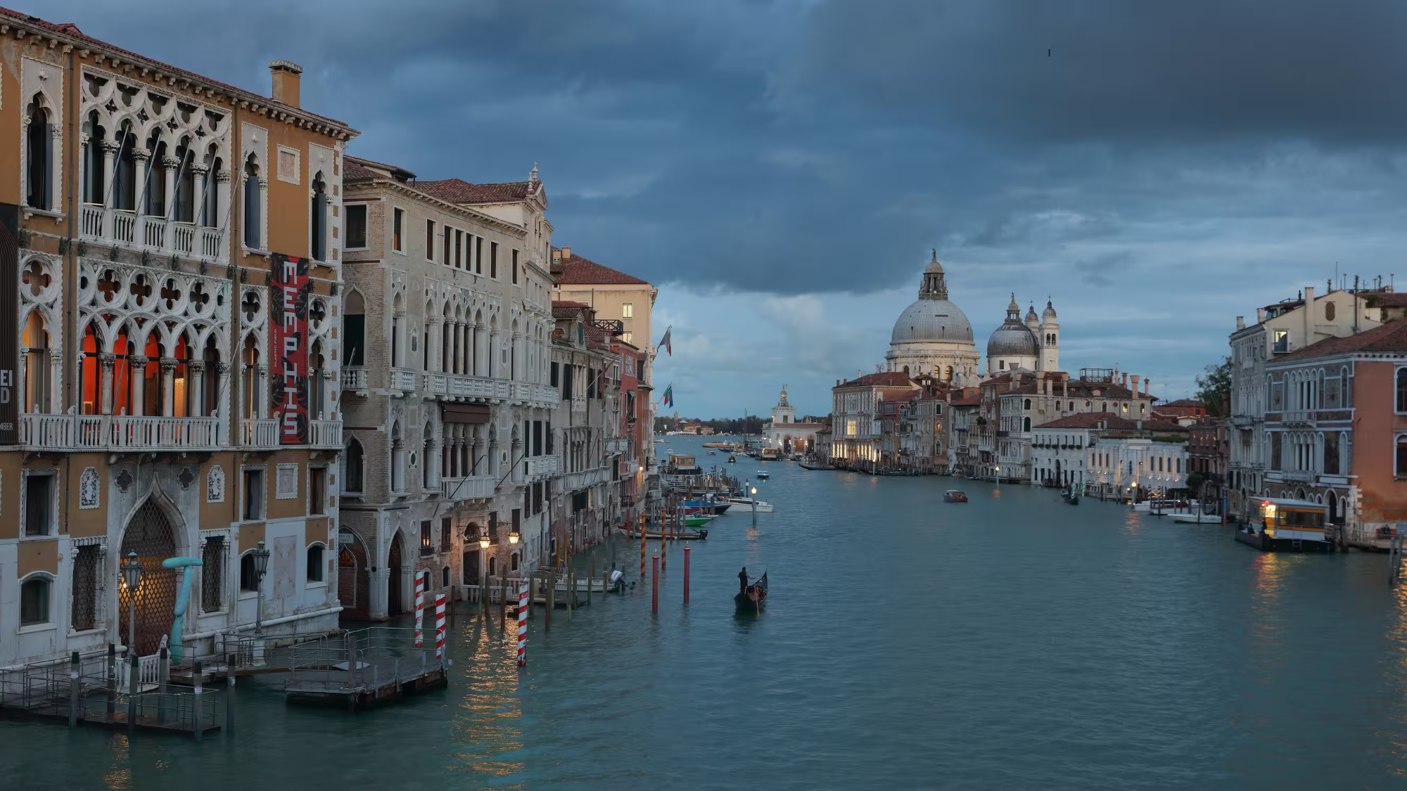 A Venise, il traverse le Grand Canal à la nage pour gagner une course d'orientation
