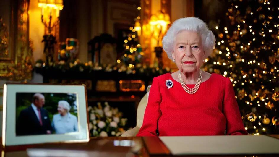 Dans son message de Noël, la reine Elizabeth II confie que Philip, son mari mort en avril, lui "manque"