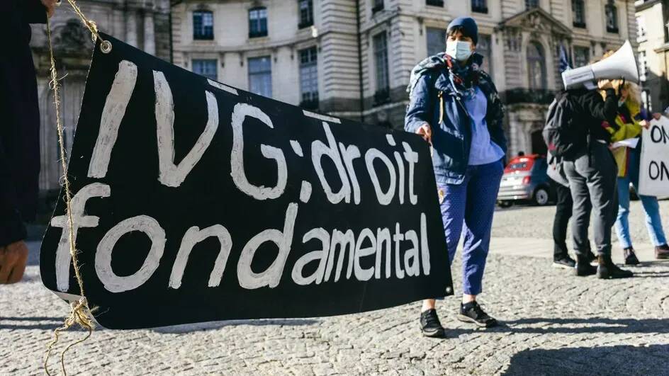 Le Parlement adopte l'allongement du délai de l'IVG de 12 à 14 semaines