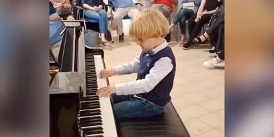 L'héritier de Mozart? À 5 ans, un petit pianiste fait le buzz sur internet en Italie