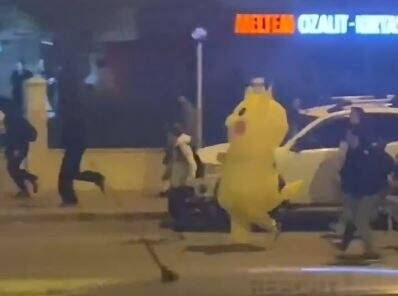 Une personne déguisée en Pikachu fuit la police pendant une manifestation: mais que se passe-t-il en Turquie?
