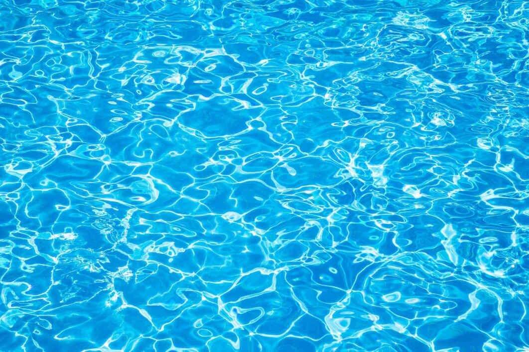 Coincée sous l'eau au fond d'une piscine, une fillette de 8 ans sauvée in extremis de la noyade à La Seyne