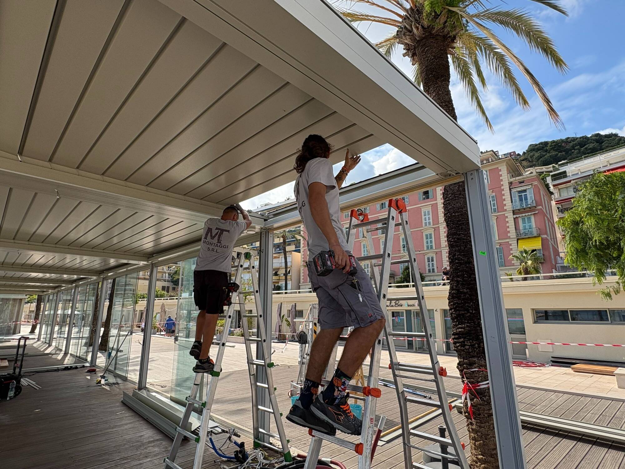 "Pourquoi on est les seuls visés?": les quatre plages privées de Menton visées par la préfecture commencent à démonter