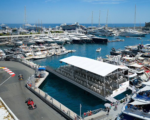 Elle offrira une vue imprenable sur le circuit du Grand Prix de Monaco: une tribune flottante de 400 places va être installée sur le port Hercule