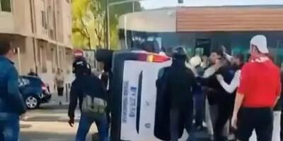 Des jeunes Marseillais portent secours à une voiture de police accidentée