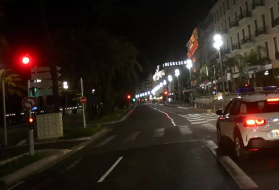 Au guidon d'un puissant scooter, il fait du rodéo sur la Prom', échappe aux policiers puis renverse deux passantes