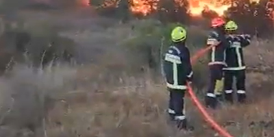 Les images impressionnantes des pompiers luttant contre l'incendie monstre dans le Var