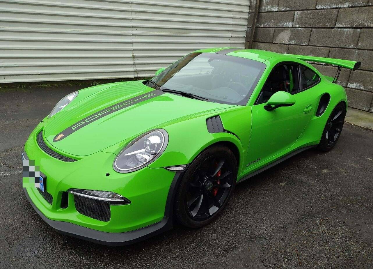 Une Porsche fluo immatriculée dans les Alpes-Maritimes, des sacs Hermès et Vuitton, des lingots d'or... Les pépites de la vente aux enchères de la lutte antifraude