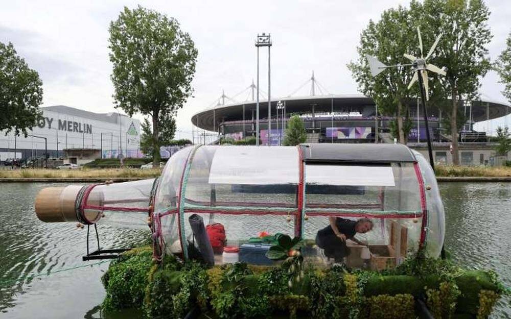 JO-2024: enfermé dix jours dans une bouteille, l'artiste Abraham Poincheval en sort ému