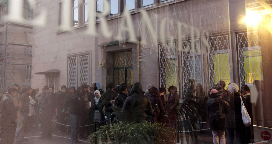 Quelle est la stratégie du nouveau préfet des Alpes-Maritimes Laurent Hottiaux pour lutter contre l'immigration illégale?