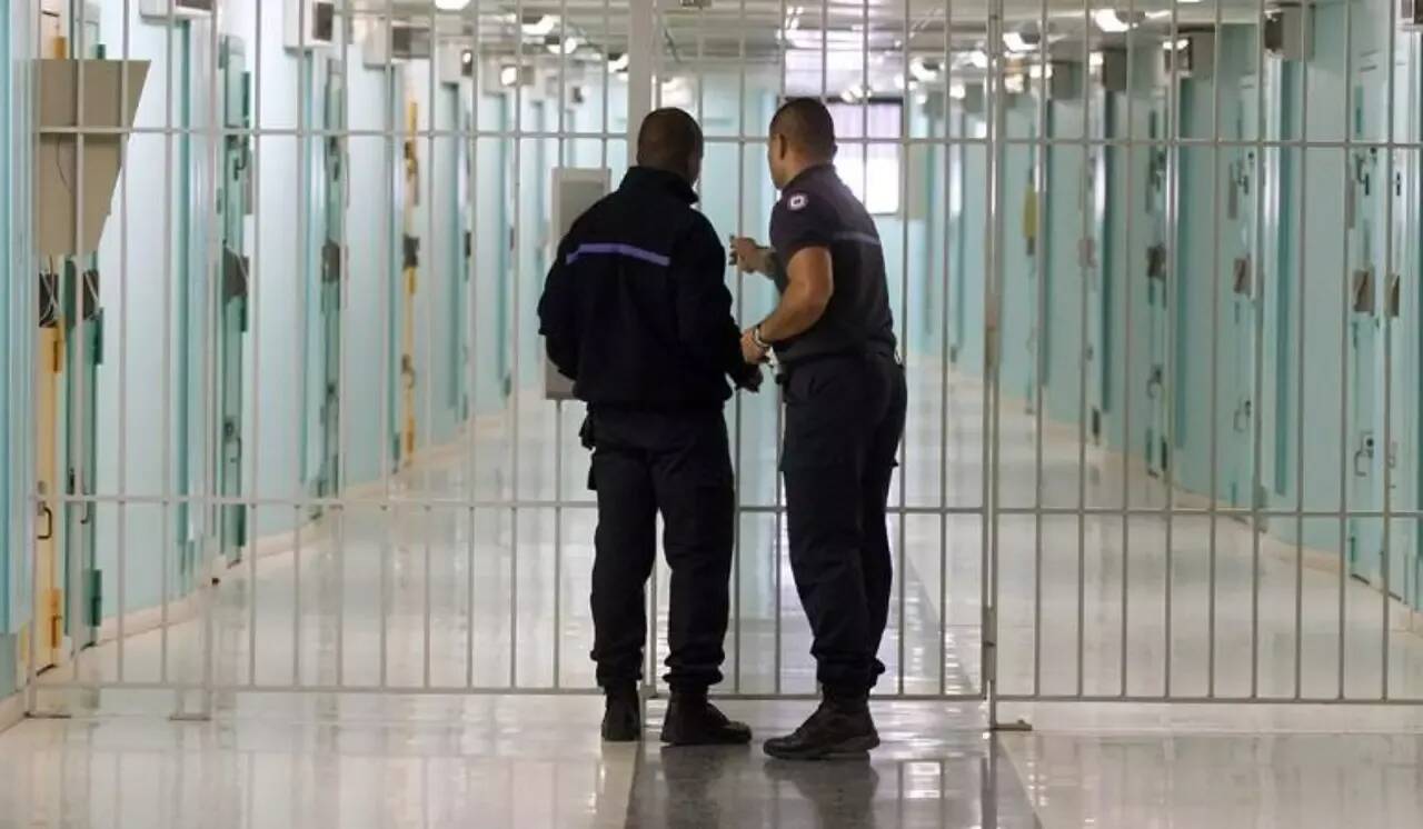 "Epuisés", "marqués par leur impuissance professionnelle": ce que dit le rapport de la Contrôleure des prisons sur le personnel pénitentiaire