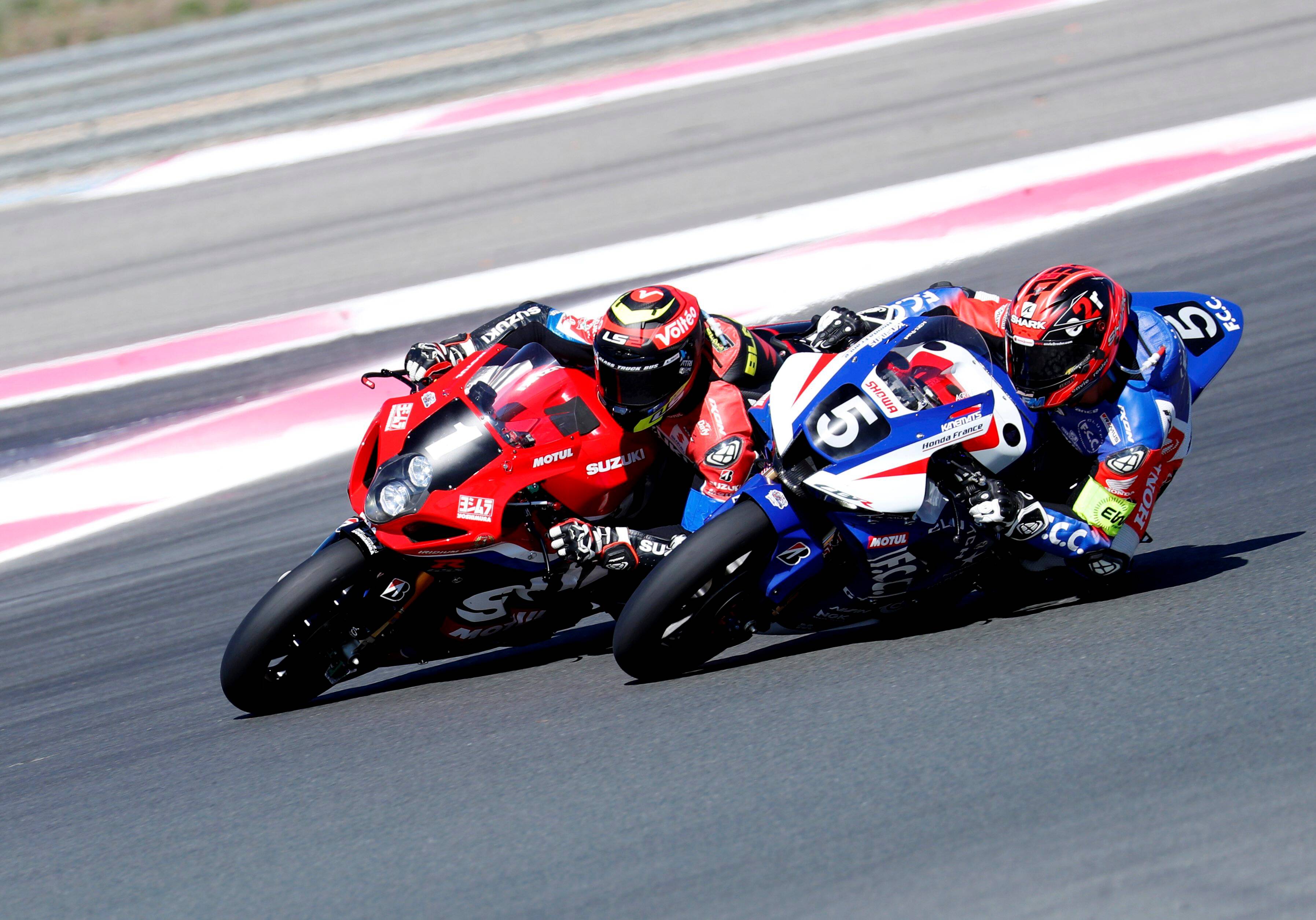 Un début de course fertile en rebondissements sur la piste du Bol d'Or au Castellet