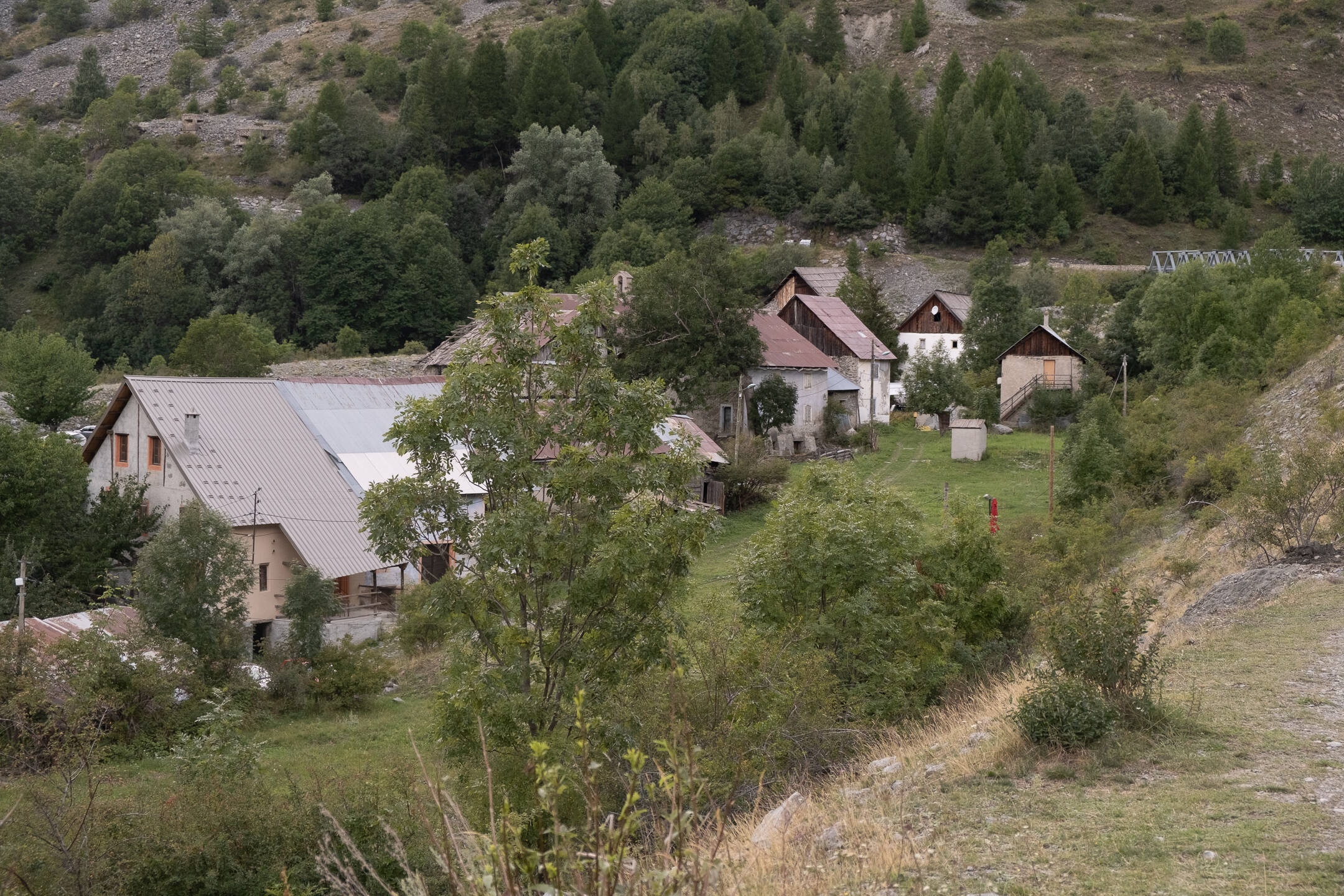 À Saint-Dalmas-le-Selvage, les habitants du hameau menacé de chutes de blocs et de laves torrentielles ne comptent pas s'en aller