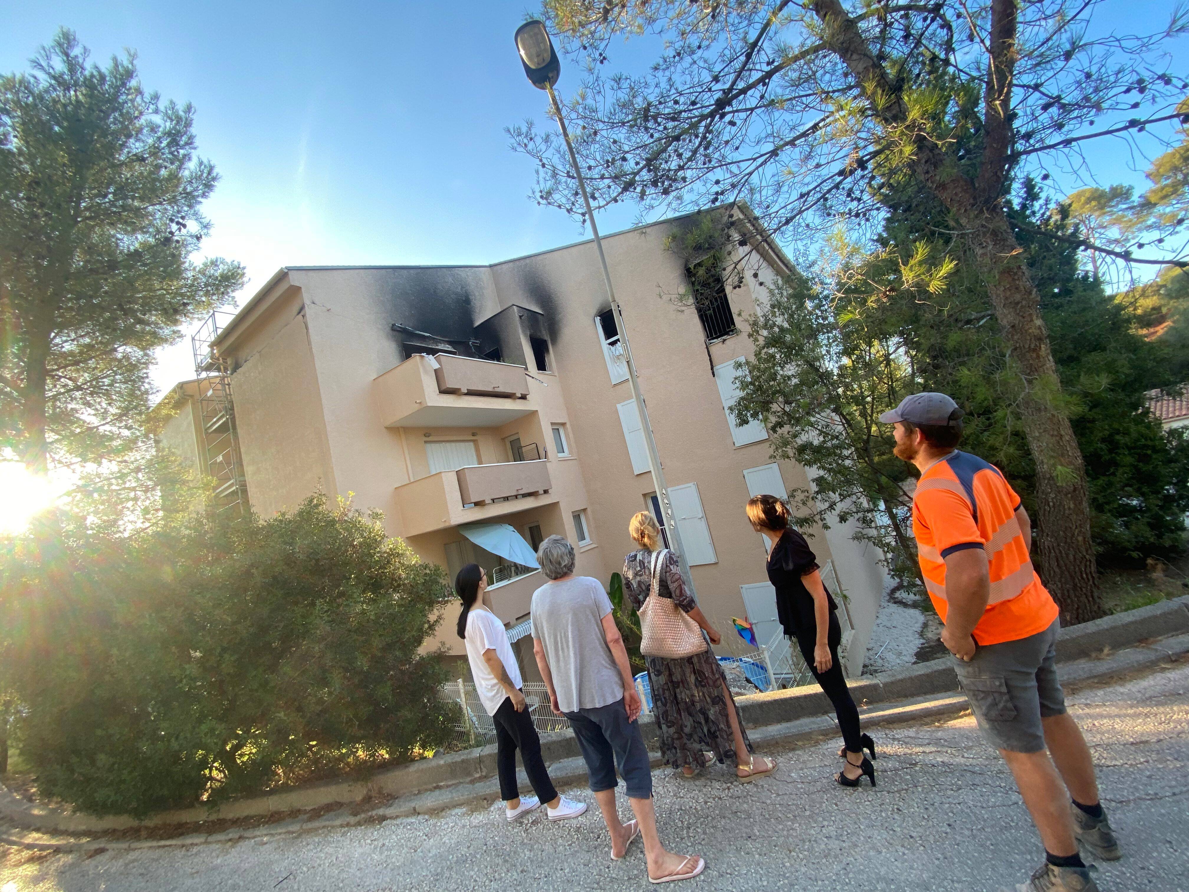 "On est devenus SDF du jour au lendemain": un mois après l'incendie de leur immeuble, cette famille est toujours à la rue dans le Var