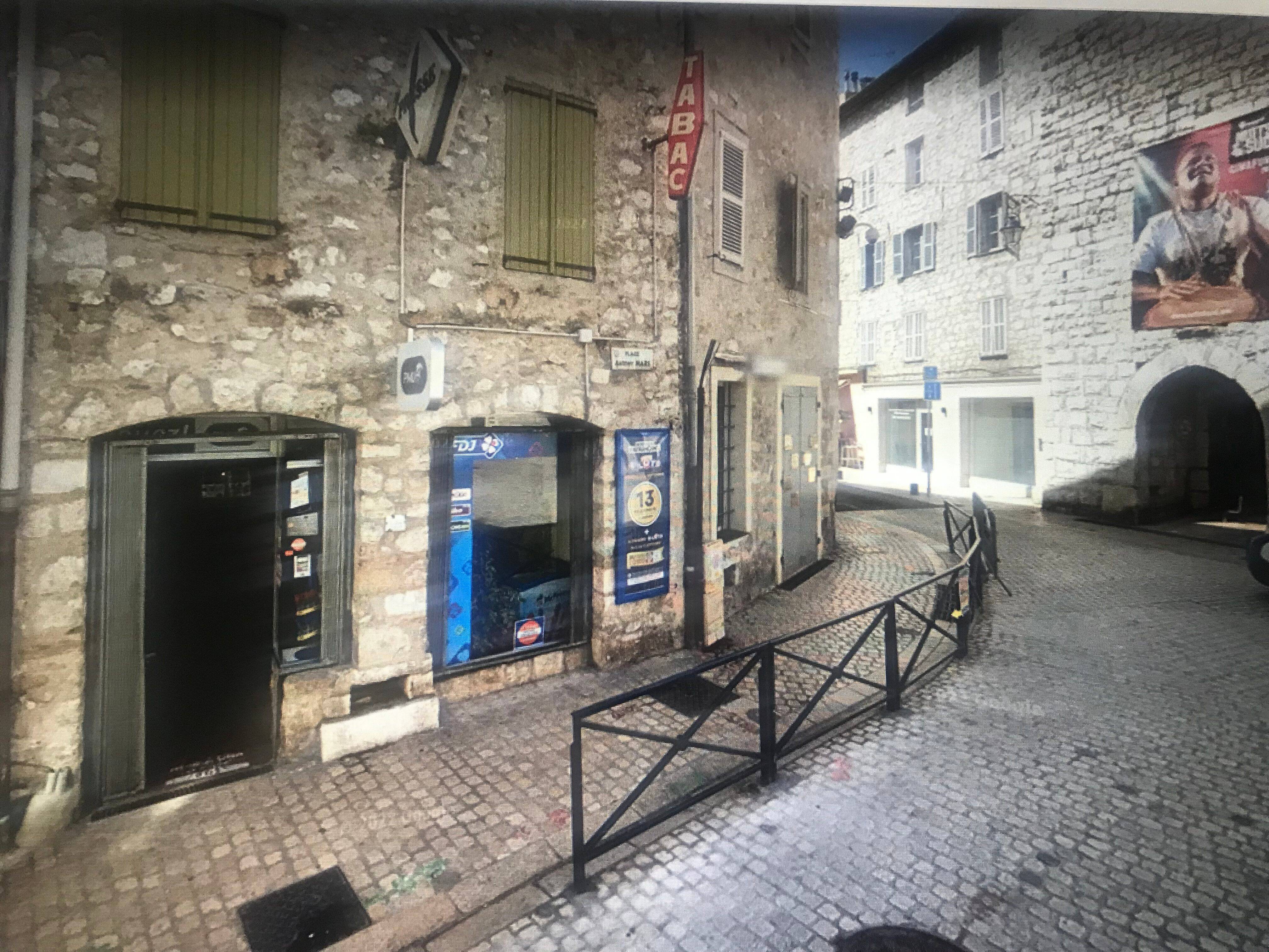 "Je préfère faire ça que de vendre des chips": ce tabac presse de Vence remplace désormais l'agence postale et on pourra bientôt y payer ses factures