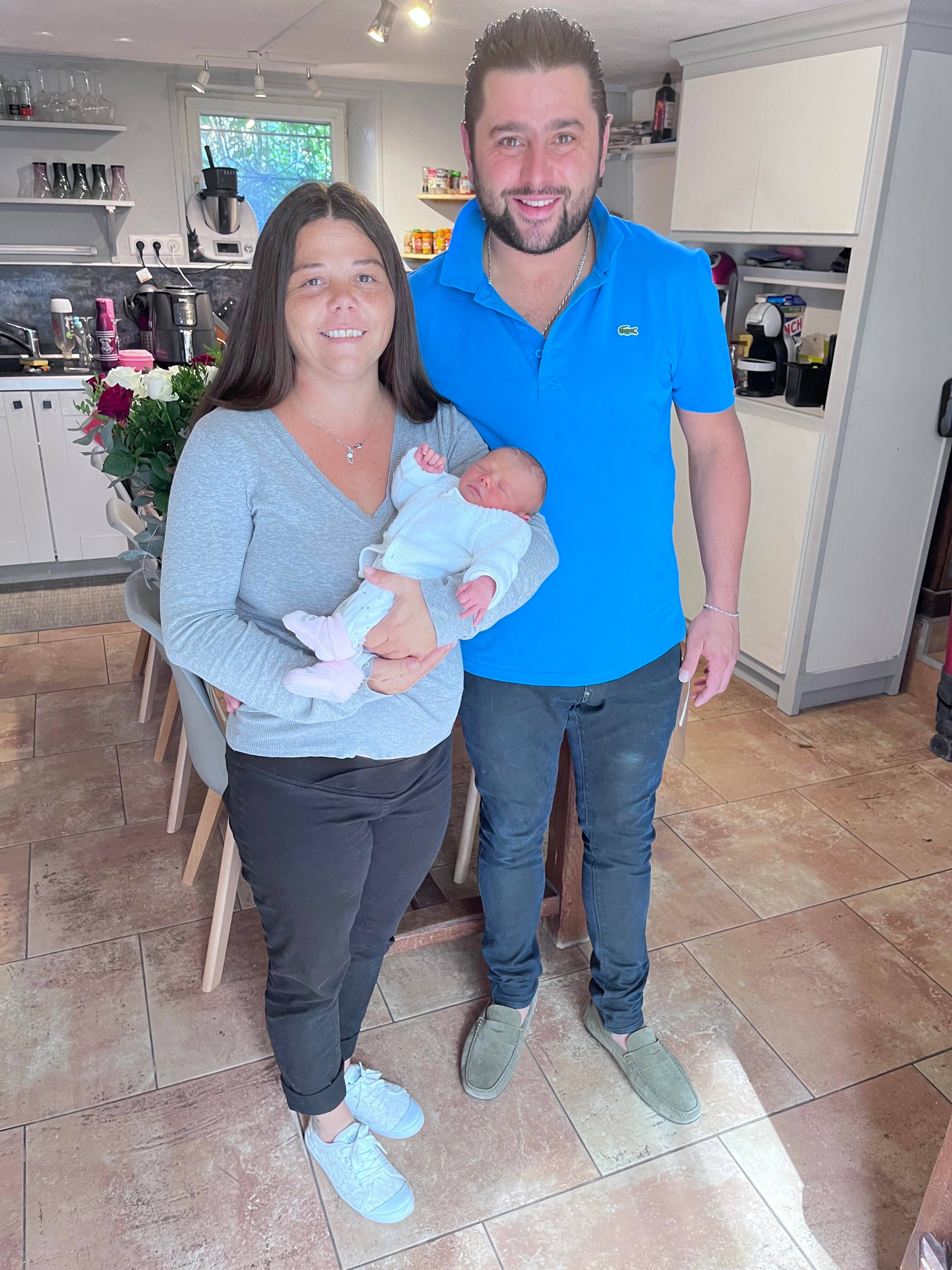 Cet Azuréen accouche sa femme dans la voiture sur le bord de la route