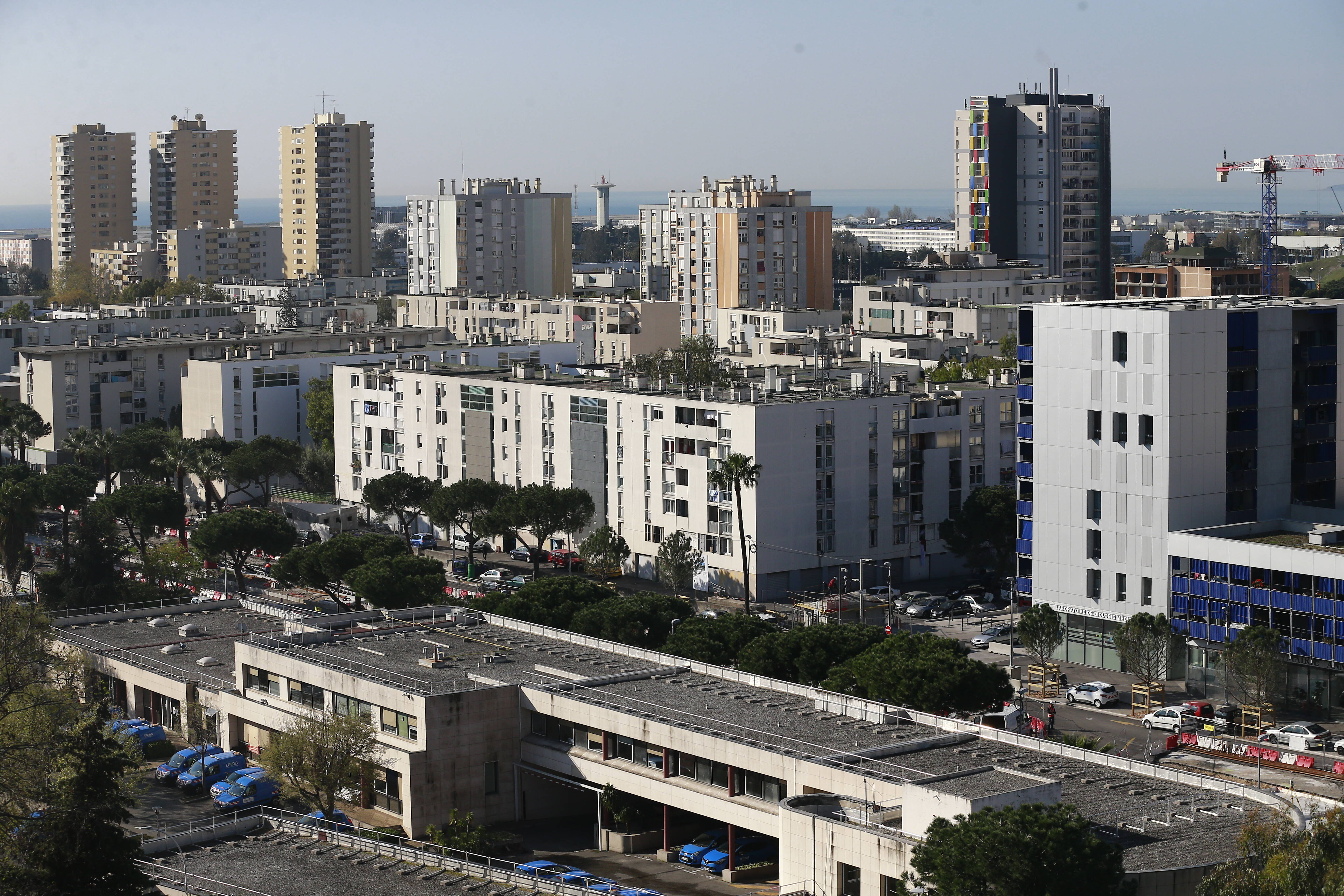Des policiers tentent d'interpeller un dealer, ils sont pris à partie par des dizaines d'individus à Nice