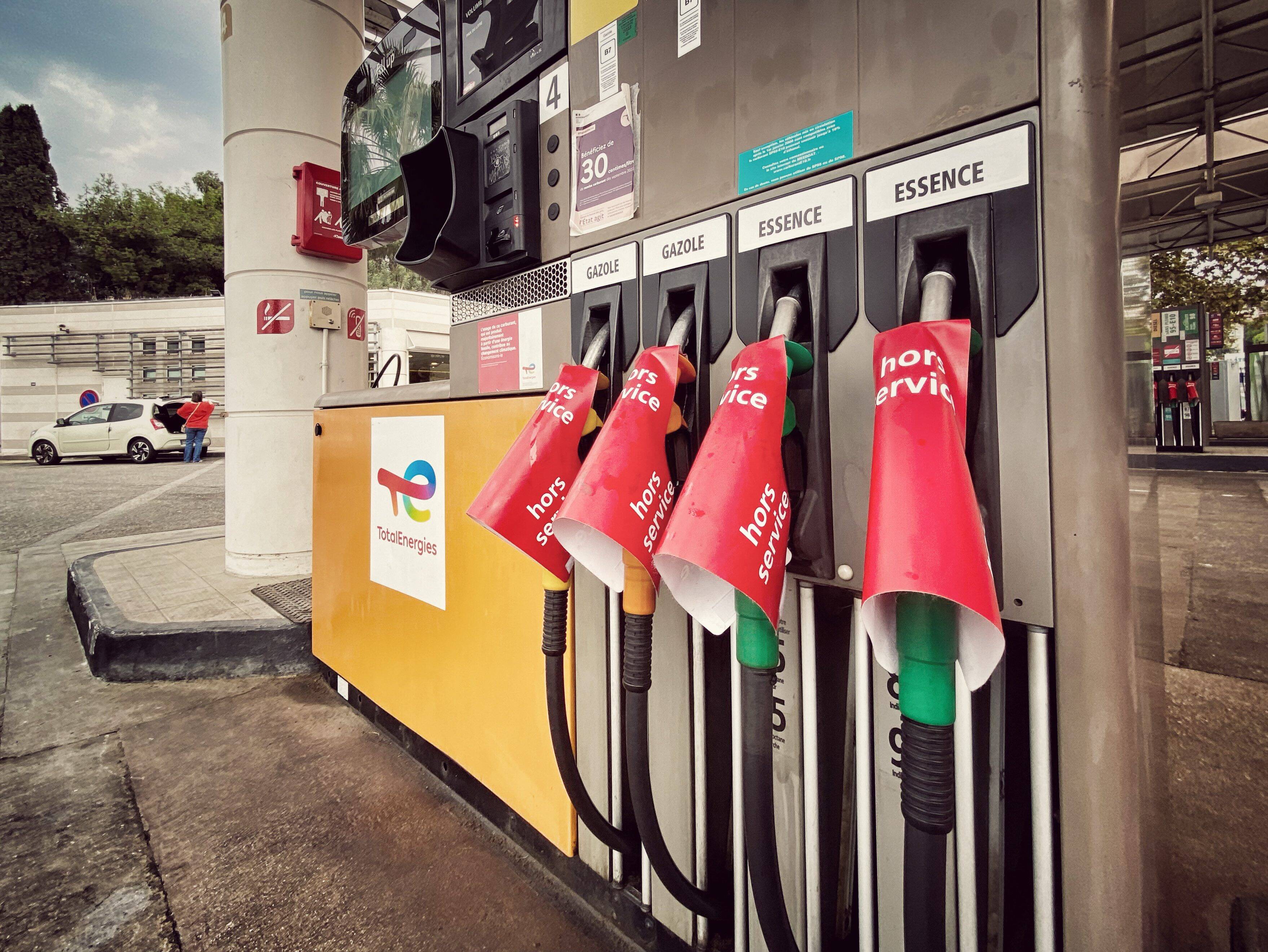 "C'est la huitième station que je fais, j'ai tenté, j'ai perdu!"...Entre cuves à sec et cohue, un samedi galère pour les automobilistes azuréens
