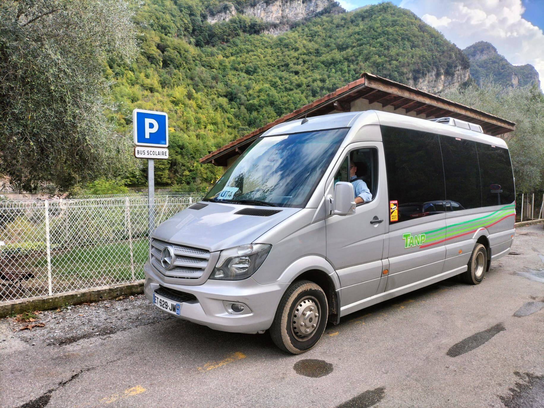 Il y a enfin assez d'enfants à l'école pour qu'ils aient une navette dans ce hameau de l'arrière pays niçois