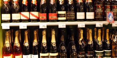 Le sans-abri vole du champagne, la police l'attend à la sortie du supermarché à Nice