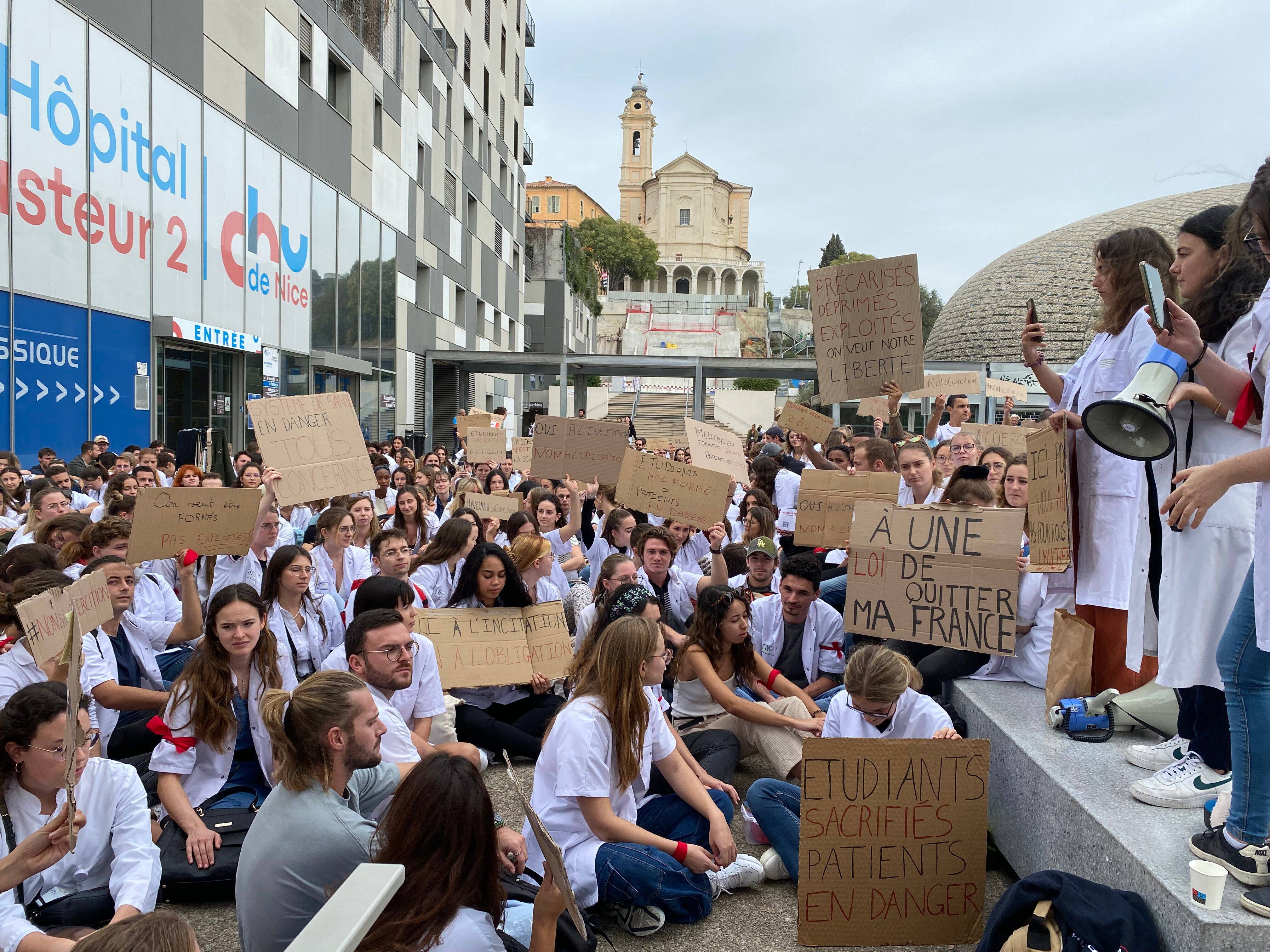 La fièvre monte chez les internes en médecine, qui ont manifesté ce vendredi sur le parvis de l'hôpital Pasteur 2