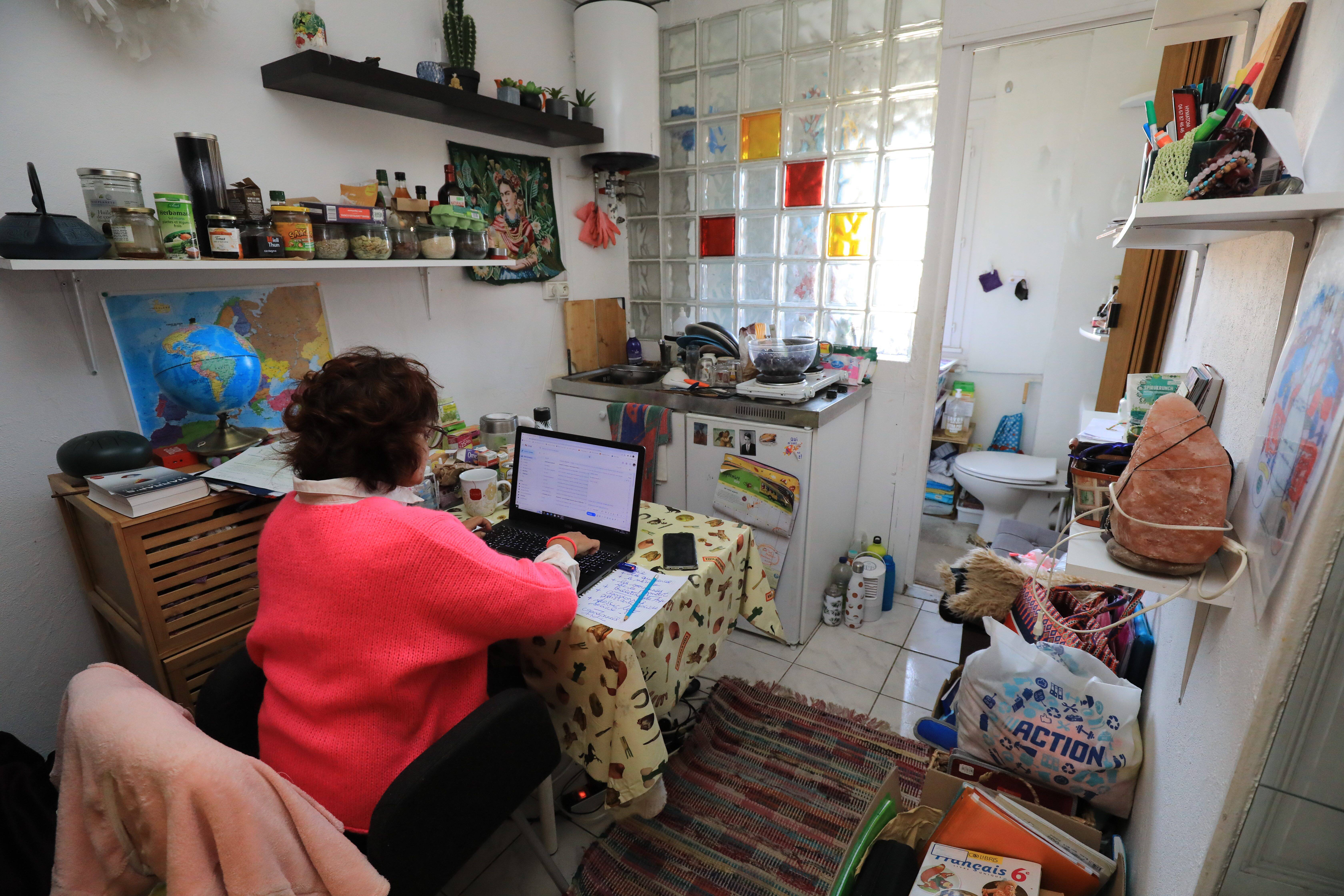 "Des fois, je ne mange pas": elle vit avec son fils dans 14m² pour 580 euros par mois, une mère de famille raconte son calvaire à Nice