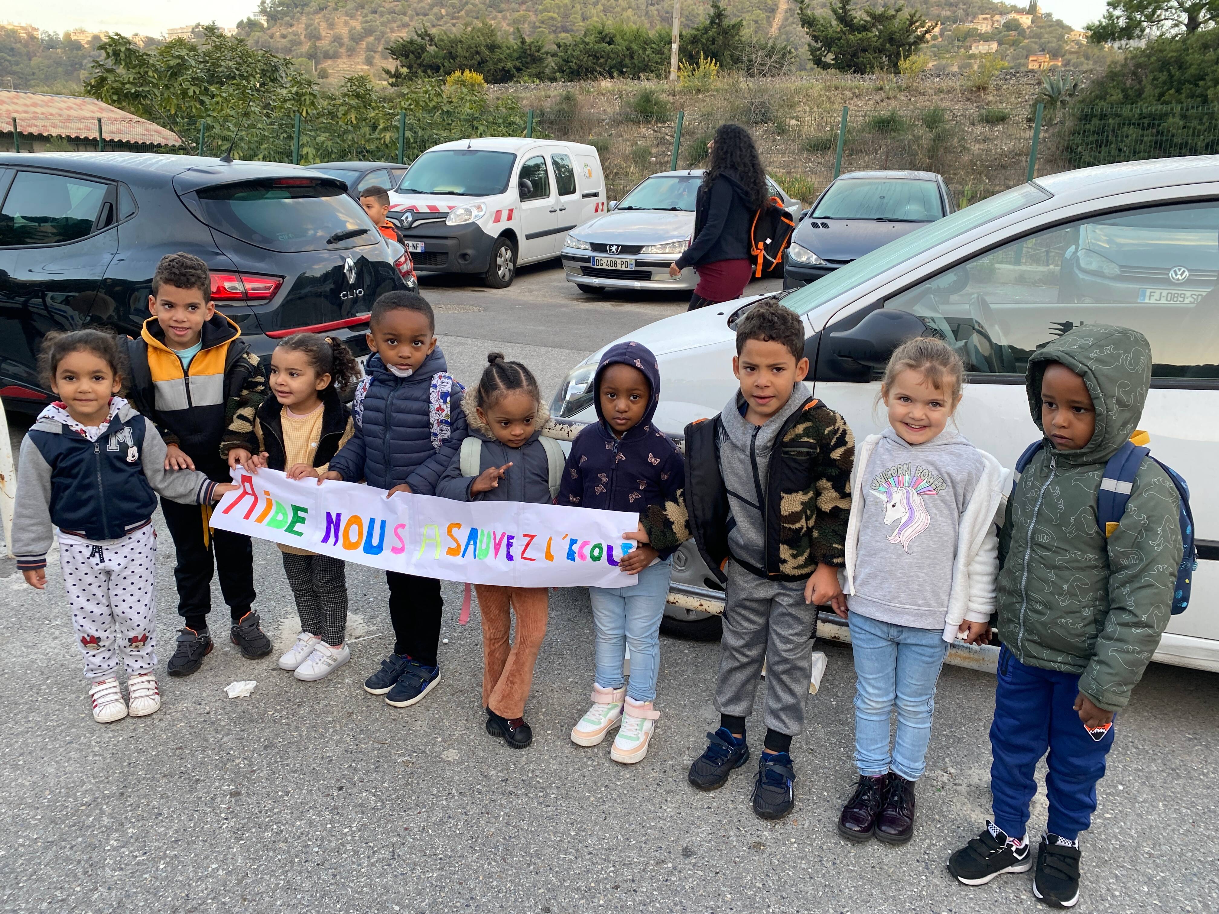 Parents et enfants mobilisés pour la réouverture de la petite école de la cité des Liserons à Nice