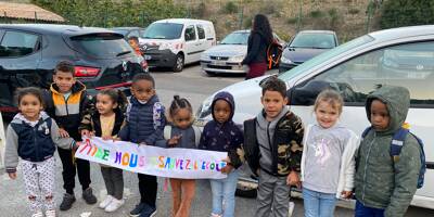 Parents et enfants mobilisés pour la réouverture de la petite école de la cité des Liserons à Nice