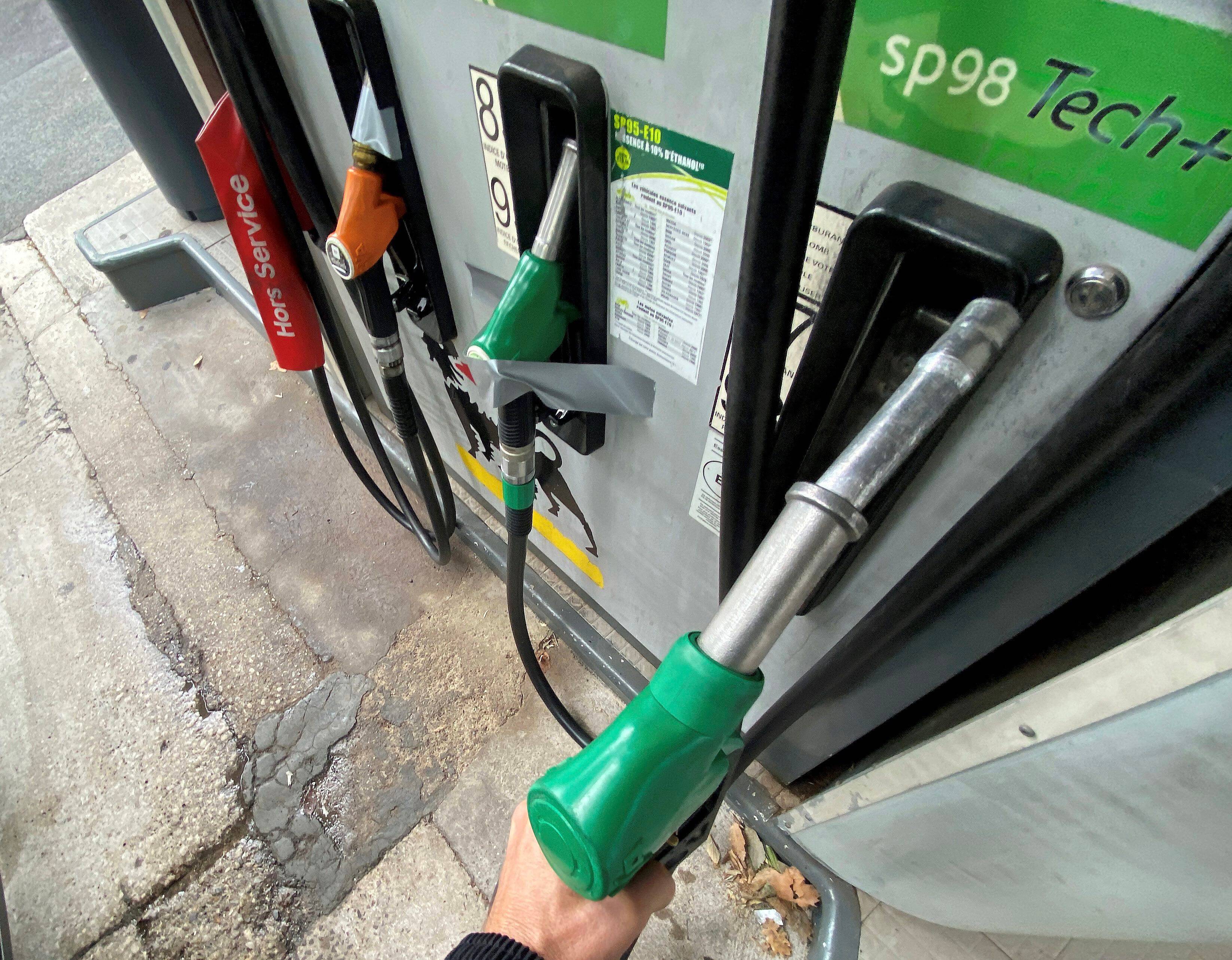 Un tournevis, des tuyaux et des bidons remplis: un homme surpris en train de siphonner des réservoirs à Villeneuve-Loubet