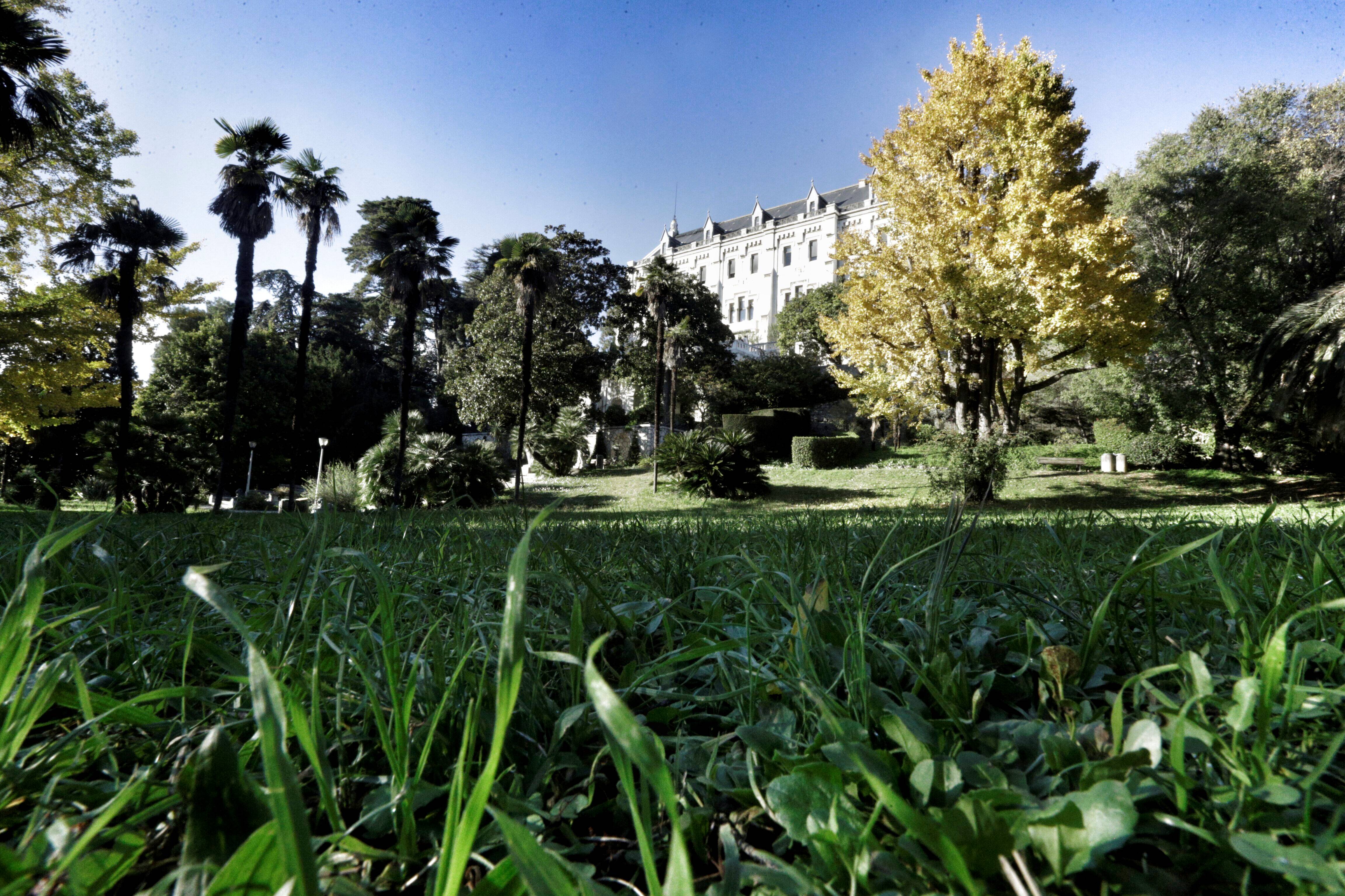 Antivax, communication avec les ovnis et dérives sectaires... Des lanceurs d'alerte dénoncent un colloque qui mixe sciences et religion à l'Université Valrose de Nice